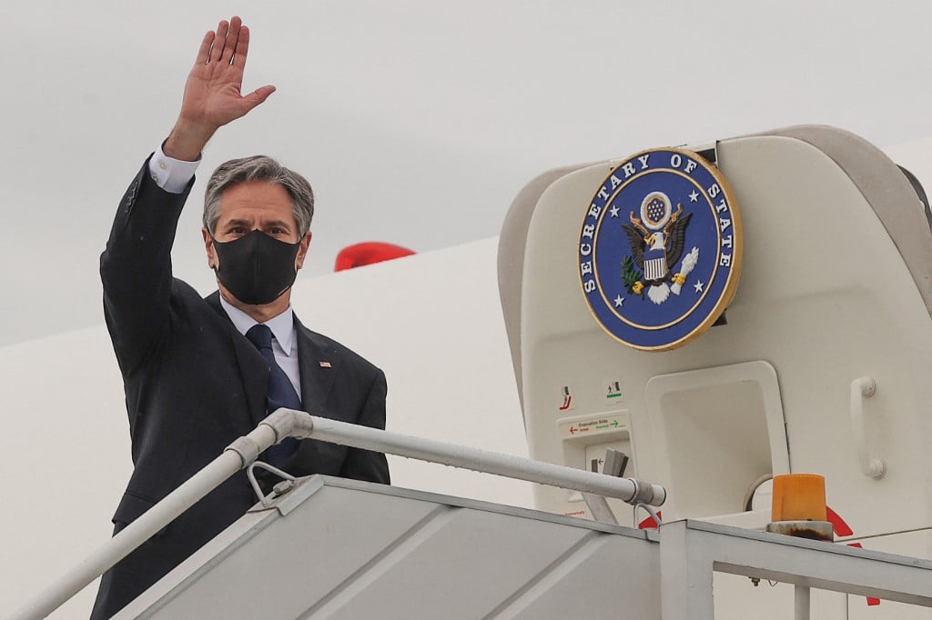 2021年7月28日，美國國務卿布林肯在新德里帕拉姆機場登機，準備飛往科威特。（ONATHAN ERNST / POOL / AFP）