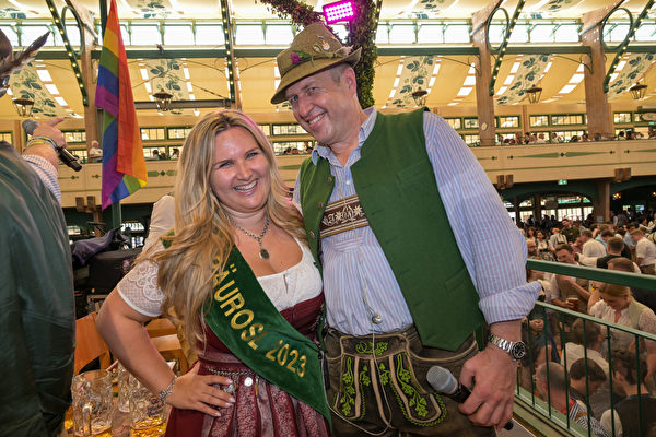2023年9月17日，德國慕尼黑，民眾出席德國慕尼黑啤酒節（Oktoberfest）。（Hannes Magerstaedt/Getty Images）