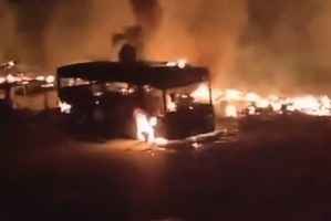 湘西苗寨停車場起火 多處房子、汽車被燒燬