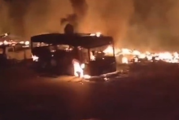 湘西苗寨停車場起火 多處房子、汽車被燒燬