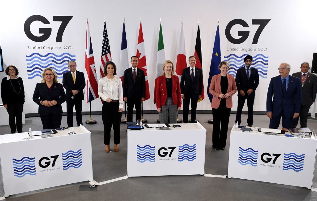   圖為2021年12月12日，在英國利物浦舉行的G7外長會議進入第二天。圖為與會的七國外交和發展部長，及受邀的多位東盟外長、澳洲及南韓外長一起合照。（OLIVIER DOULIERY/POOL/AFP via Getty Images）