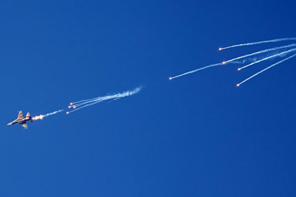 2022年12月28日,以色列哈特澤里姆基地(Hatzerim Base),在以色列空軍飛行員畢業典禮期間,一架以色列空軍F-16戰隼(Fighting Falcon)戰鬥機在空中表演。(Jack Guez/AFP)