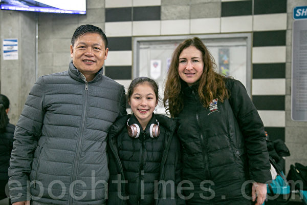 圖為2019年獲得美國花樣滑冰錦標賽女子冠軍的劉美賢（中）與父親劉俊和教練利佩茨基（右）。（曹景哲／大紀元）