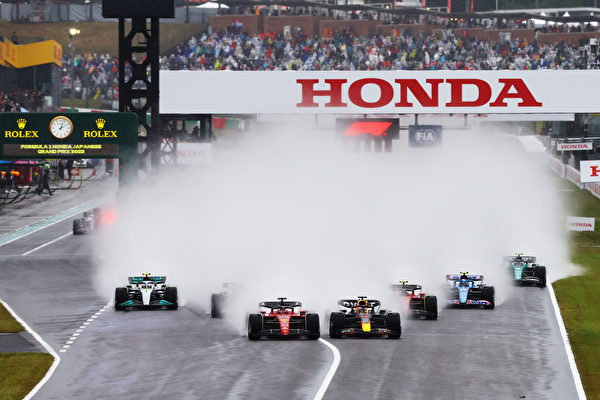 2022年10月9日，F1本賽季第18站——日本大獎賽正賽，紅牛荷蘭籍車手韋斯達賓奪得本站冠軍，並提前四站蟬聯年度車手總冠軍。圖為賽車起步時，前車揚起的水霧，使得後面的車手能見度明顯不足。（Mark Thompson/Getty Images ）
