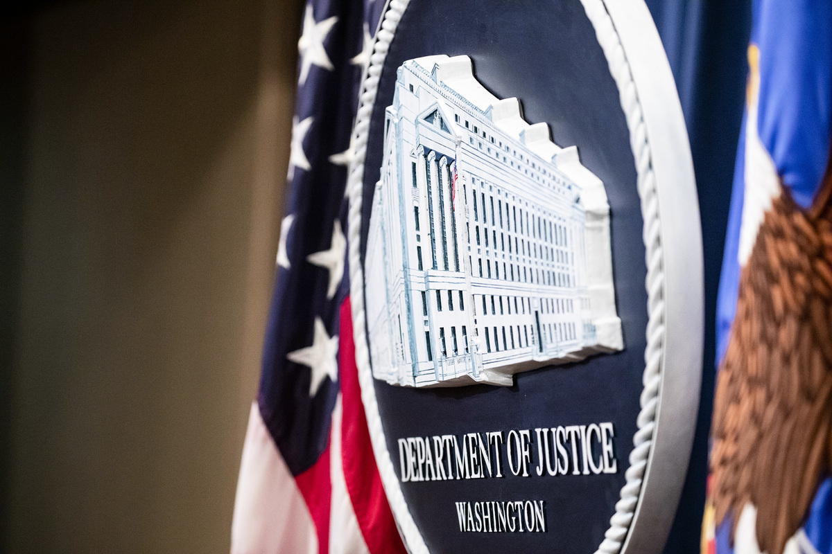 2019年12月5日，美國司法部講台上的徽章。 （Samuel Corum/Getty Images）