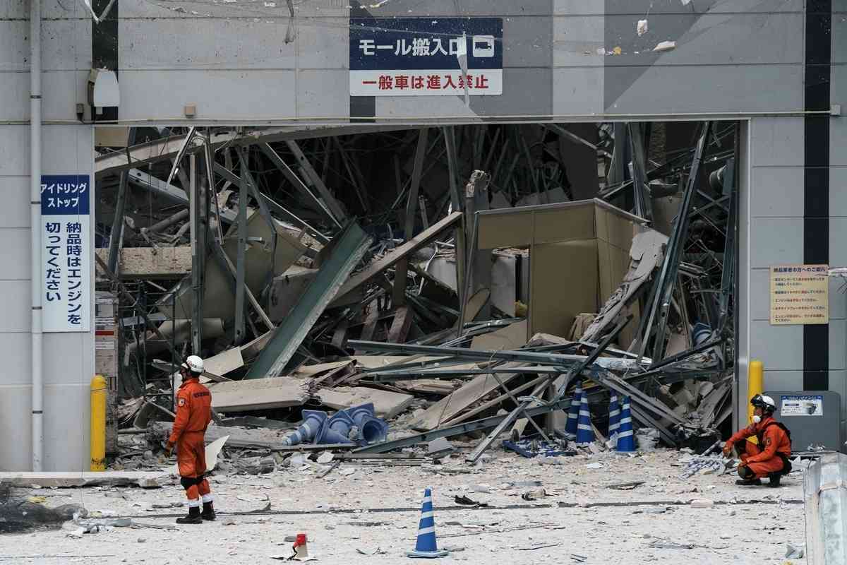2026年7月29日，消防人員在熊本縣嘉島町的大型商業設施「永旺夢樂城熊本」（Aeon Mall Kumamoto）進行搜救工作。（Tomohiro Ohsumi/Getty Images）