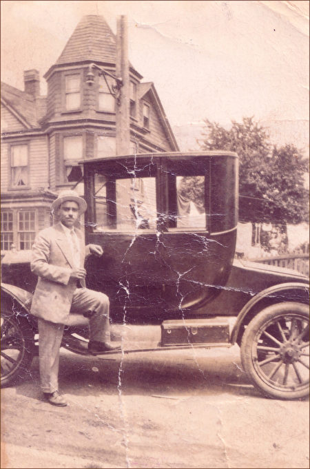 1929年，克里特利的父親和他1918年的T型福特汽車；站在他們最終在紐約皇后區的里士滿山擁有的房子前。他是街區裏第一個擁有汽車的人。房子還在。（多米尼克‧克里特利提供）