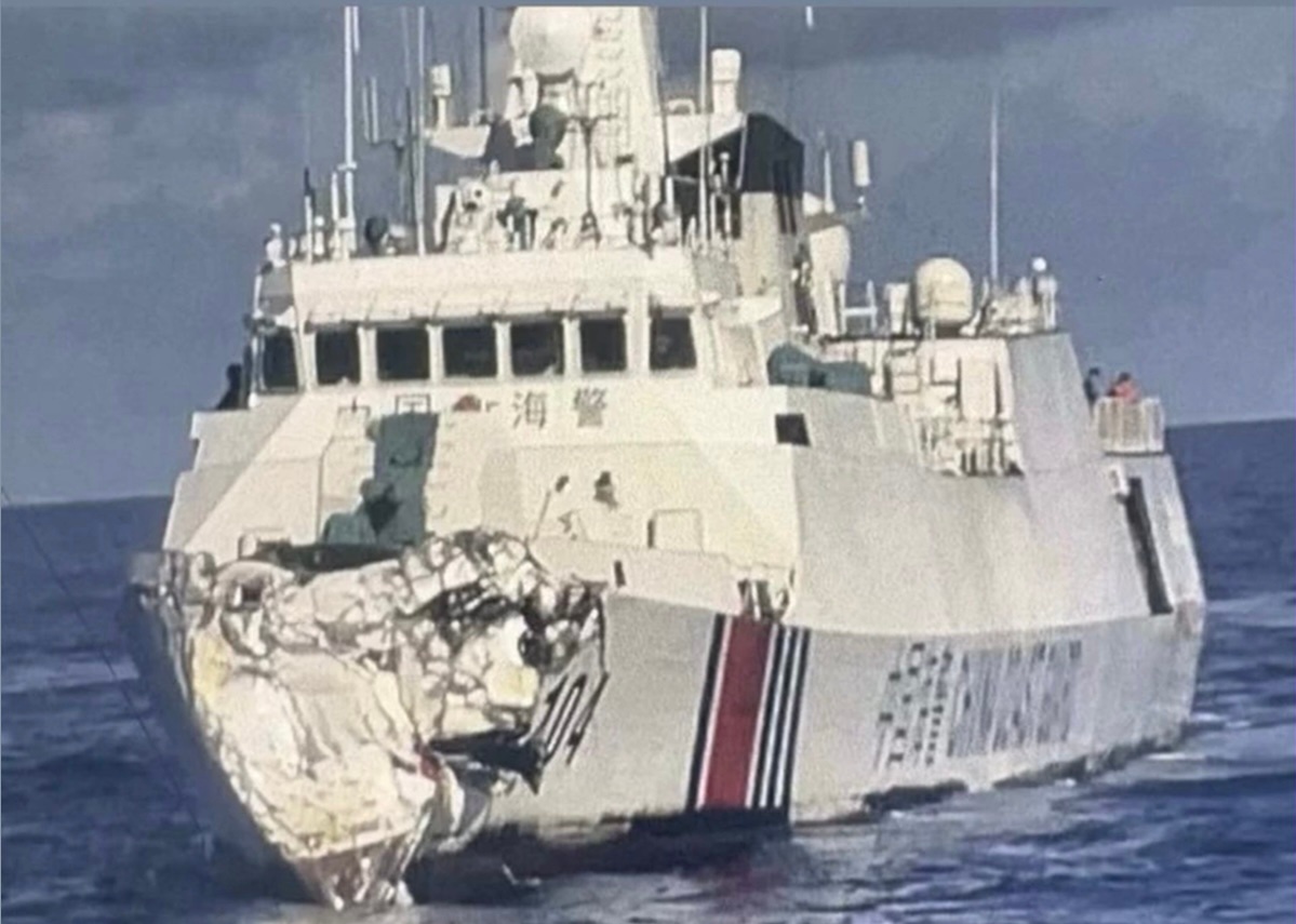 2025年8月11日,菲律賓海岸警衛隊發布的畫面顯示,一艘中共海警船艦首嚴重受損,據稱是在黃岩島(菲方稱「馬辛洛克淺灘」)海域追逐菲律賓海警巡邏船時,與一艘中共海軍艦艇相撞所致。菲律賓表示,此次事件造成兩名中國船員死亡。(公有領域)