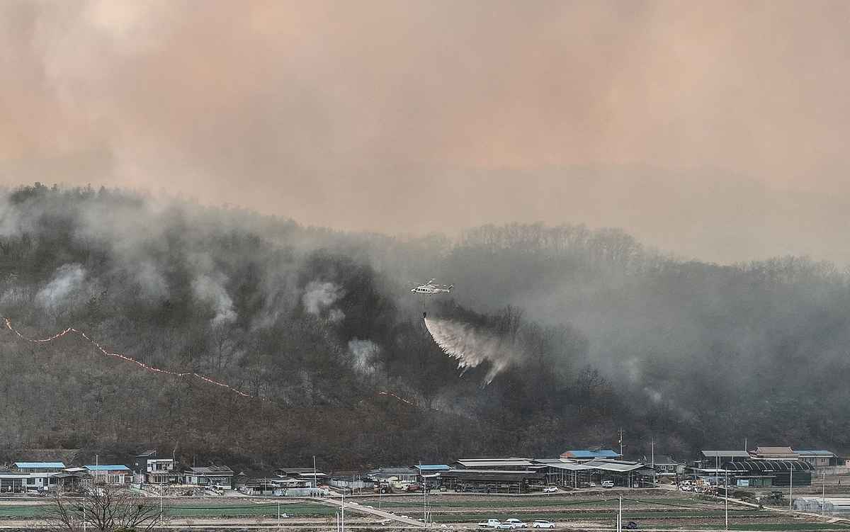 2025年3月22日,直升機嘗試撲滅南韓慶尚北道義城郡(Uiseong County)發生的山火。(YONHAP/AFP)