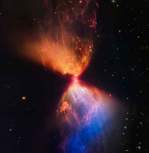 韋伯望遠鏡拍到恆星形成影像 猶如太空沙漏