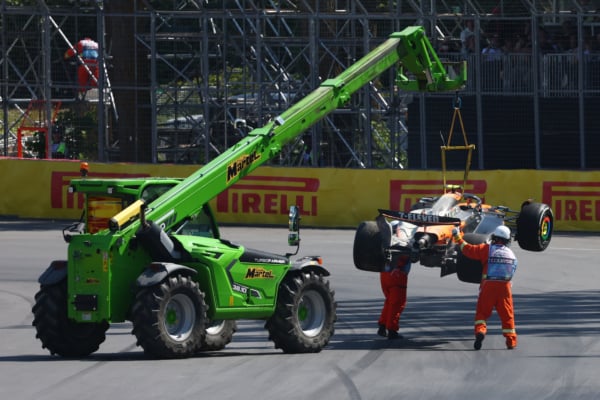 2025年6月15日,F1大獎賽加拿大站正賽,杆位發車的平治英國車手佐治羅素(George Russell)一路領跑,奪賽季首冠。比賽中,麥拿侖車手羅禮士追尾退賽,其賽車被拖走。(Clive Rose/Getty Images)