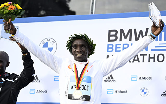 2022年9月25日，第48屆柏林馬拉松比賽中，37歲的肯雅名將傑祖基（Eliud Kipchoge）以2小時1分09秒的成績，奪得冠軍，並打破了由自己保持的男子馬拉松世界紀錄。（Tobias Schwarz/AFP via Getty Images）