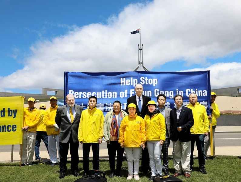 澳洲法輪功學員於首都請願 國際著名人權律師聲援