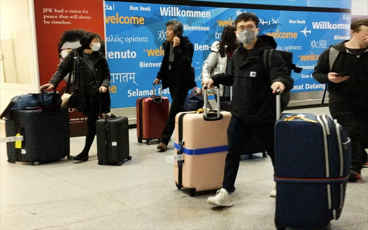 為了阻隔中共病毒，美國政府於2月2日實施新的旅行限制新規。圖為紐約JFK國際機場的旅客。（黃小堂／大紀元）