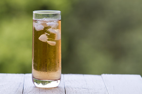 茶多偏寒涼，若再加冰塊，大量喝進體內，久了會影響健康。（Shutterstock）