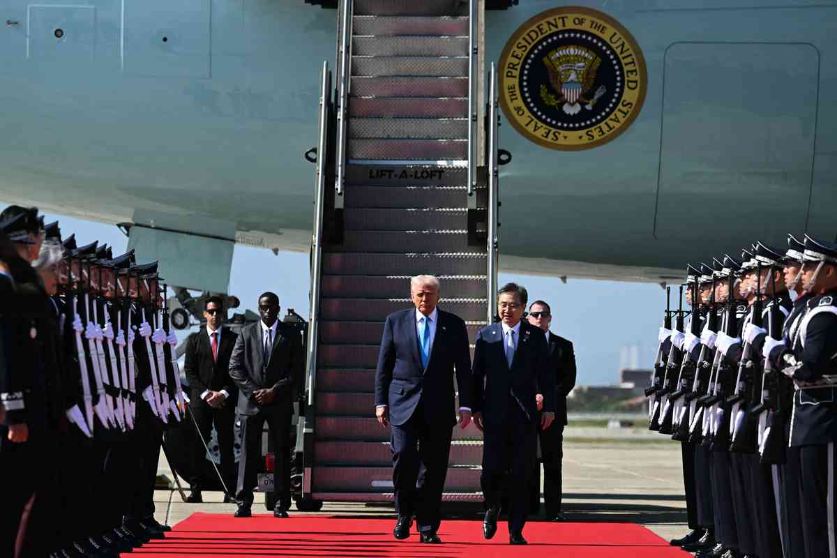 2025年10月29日,美國總統特朗普抵達韓國,受到韓國外長趙顯(Cho Hyun)迎接。這是特朗普亞洲行最後一站,預計與韓國總統李在明及中共黨魁習近平舉行會談。 (Andrew Caballero-Reynolds/AFP via Getty Images)