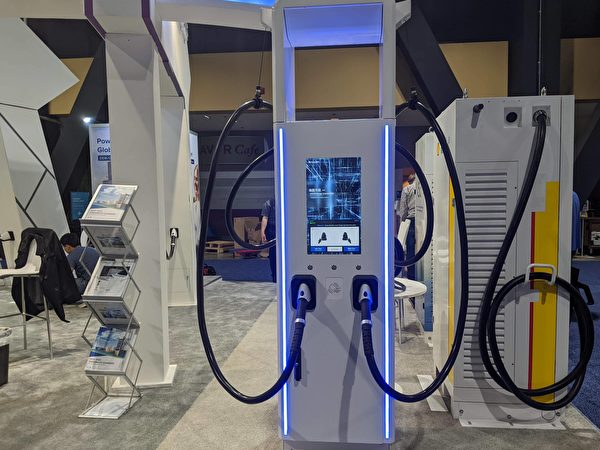 飛宏科技於2022年潔能車博覽會（ACT EXPO）展出添加多媒體互動的充電樁。（徐綉惠／大紀元）