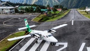 尼泊爾飛機因爆胎受困 乘客幫忙推出跑道