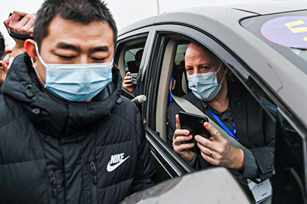 2021年2月3日，生態健康聯盟主席達薩克（右）在中國武漢。（Hector Retamal/AFP via Getty Images）