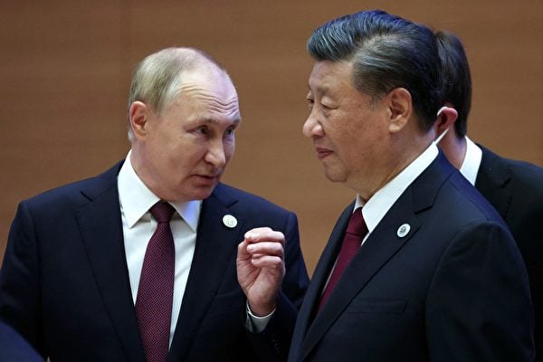 2022年9月16日，俄羅斯總統普京在撒馬爾罕舉行的上海合作組織（SCO）領導人峰會期間與中國國家主席習近平交談。（Sergei Bobylyov/SPUTNIK/AFP）