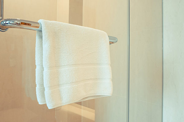浴巾太久不洗，會滋生細菌，引起傳染病。多長時間洗一次合適？（Shutterstock）