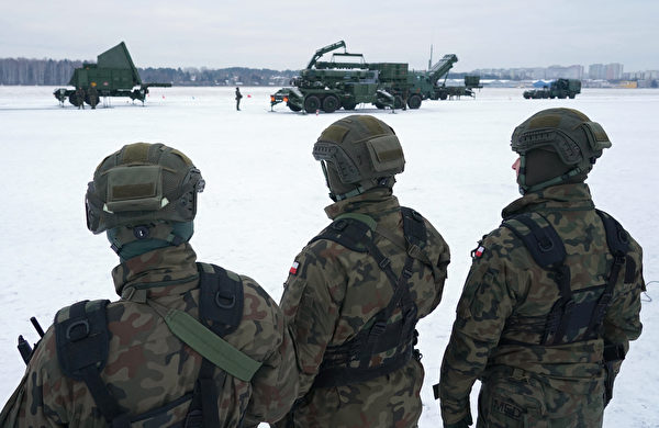 2023年2月7日,波蘭華沙巴比採機場(Warsaw Babice Airport),波蘭軍方舉行演習時,出動了愛國者(Phased Array Tracking Radar to Intercept on Target,簡稱PATRIOT)地對空導彈系統。(Janek Skarzynski/AFP)