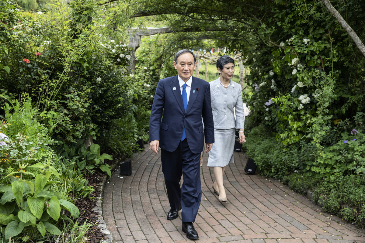 2021年6月11日，日本首相菅義偉和他的妻子菅真理子出席了英國伊利沙伯二世女王和七國集團領導人的酒會。（Jack Hill-WPA Pool/Getty Images）