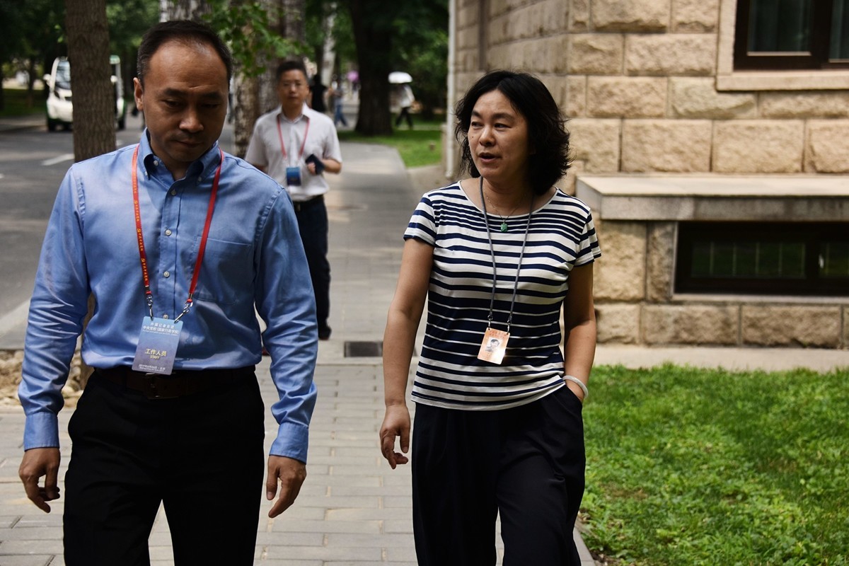 圖為2019年中共外交部發言人華春瑩（右）在中共黨校接受培訓。（LEO RAMIREZ/AFP via Getty Images）