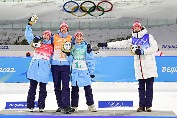 從左到右分別為挪威隊的Marte Olsbu Roeiseland、Johannes Thingnes Boe、Tiril Eckhoff、Tarjei Boe。—他們在2022年北京冬奧上取得男女兩項混合接力4×6公里冠軍。（Tobias Schwarz/AFP/Getty Images）
