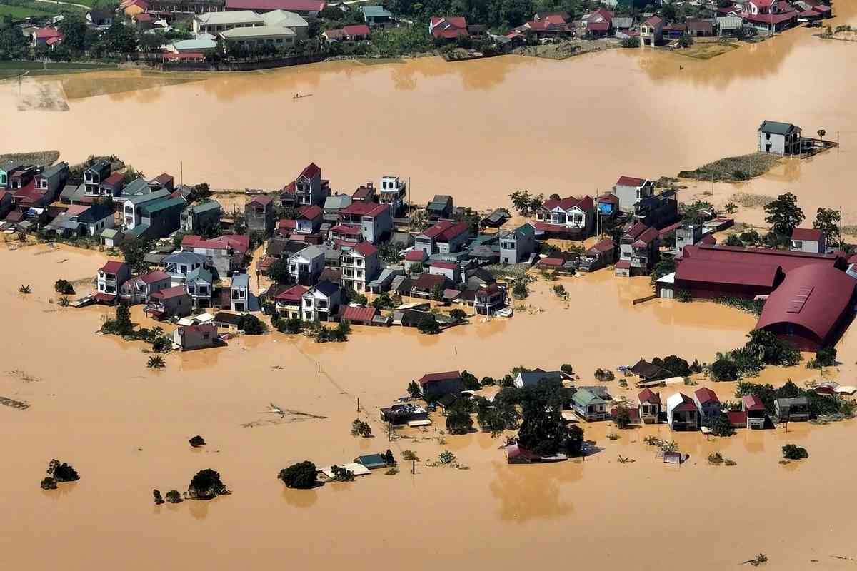 2025年10月8日,受颱風「麥德姆」(Matmo)的外圍環流影響,越南諒山省出現大範圍降雨,That Khe公社的一個村莊被洪水圍困。(Anh Tuc/AFP via Getty Images)