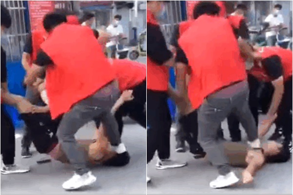 日前，江蘇揚州發生一名男子強行沖卡，遭到多名志願者毆打事件，引發民憤。（影片截圖）