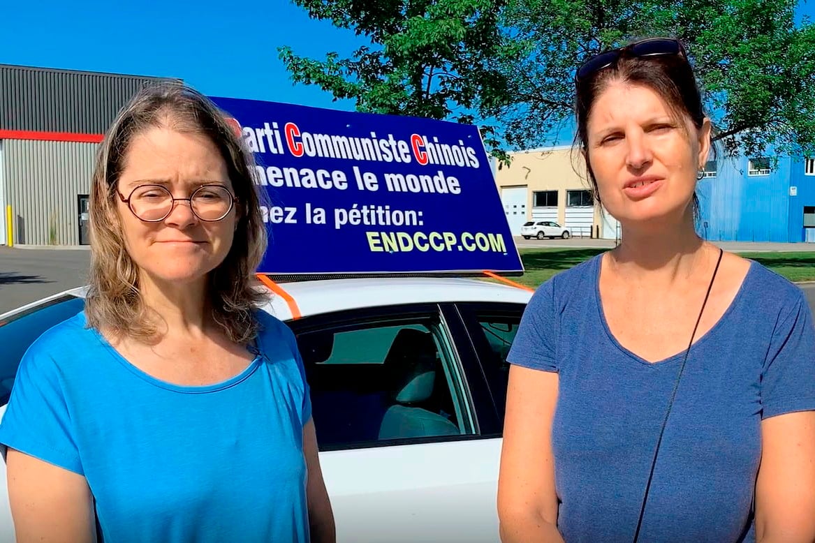 魁北克居民Guay女士（圖右）和Girard女士（圖左）開車參加8月14日在魁北克市的車遊。 Guay女士說，她參加車遊是向勇敢的四億中國人表達祝賀。（大紀元）