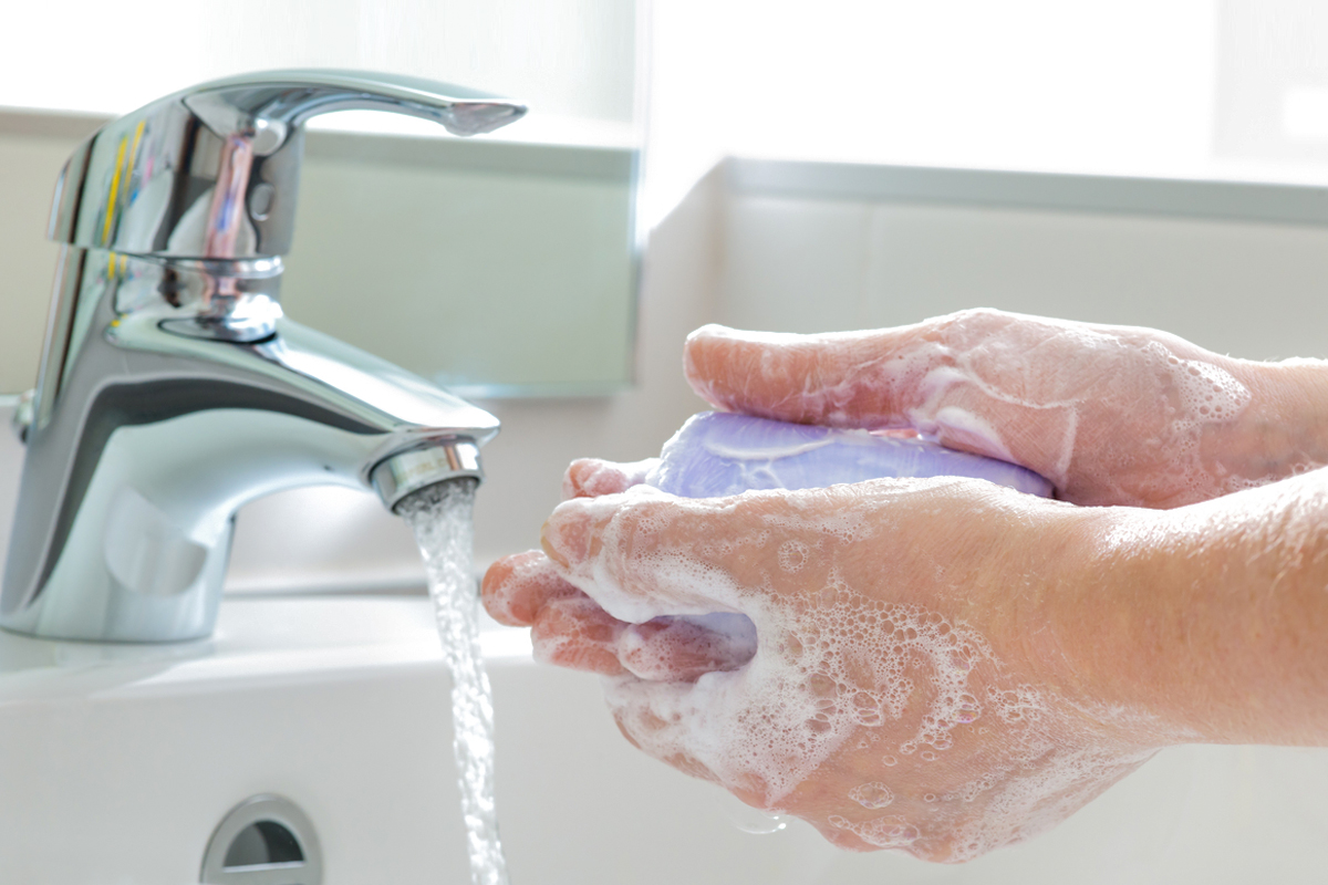 酒精乾洗手液不能防所有病毒，而用肥皂洗手可預防有套膜及無套膜病毒。（Shutterstock）