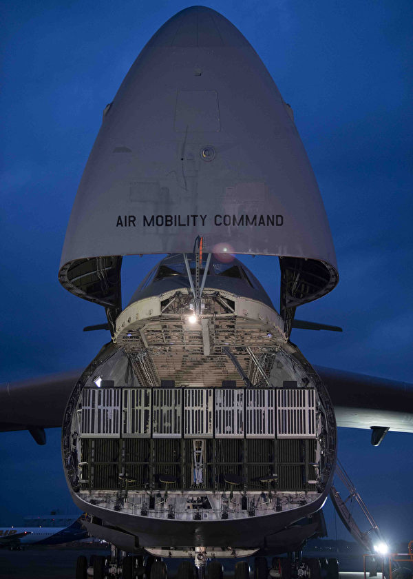 9月14日，美軍一架C-5M超級銀河戰略運輸機降落在日本橫田空軍基地，展示了巨大的後艙。（美國空軍）