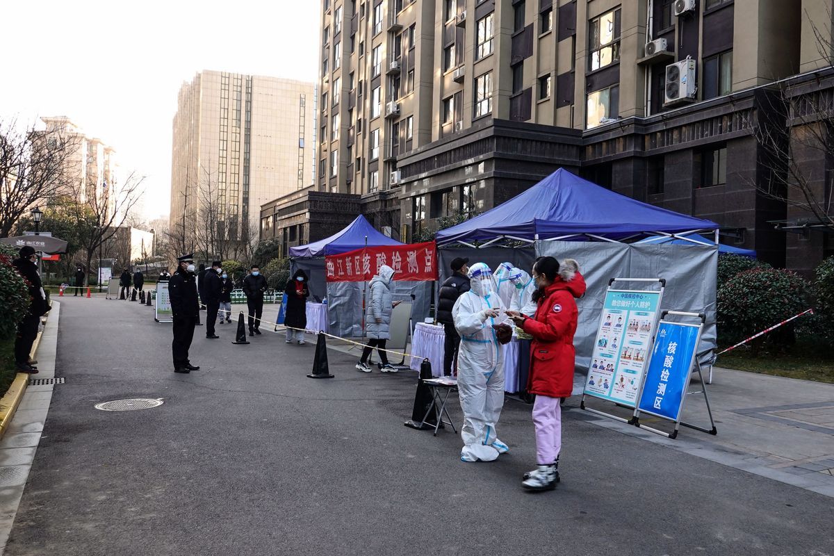 2021年12月29日，陝西西安的居民排隊接受核酸檢測。（STR/AFP via Getty Images）