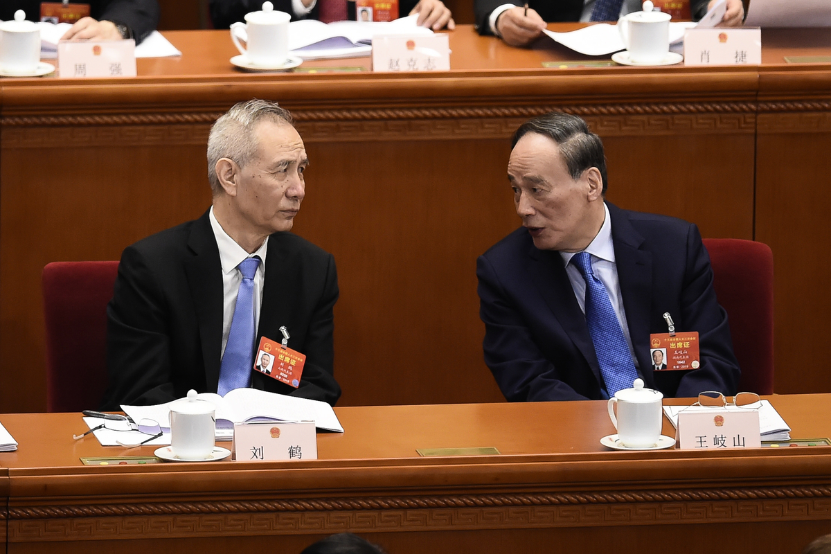 3月5日的中共人大會議上，劉鶴與王岐山交流。（WANG ZHAO / AFP/Getty Images）