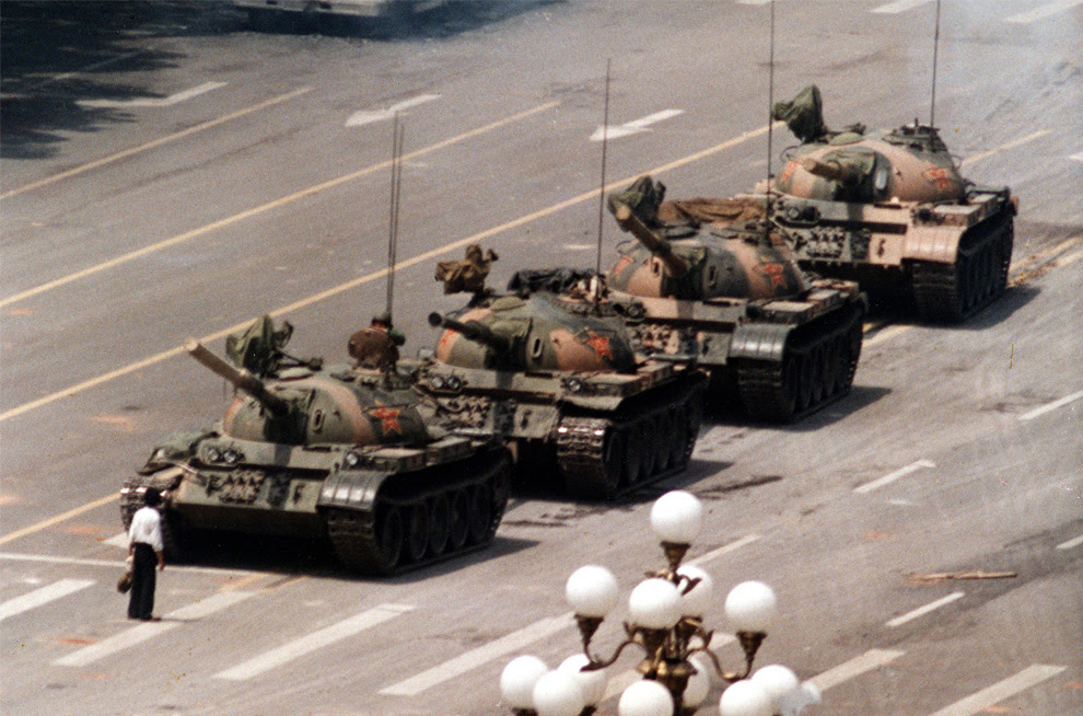 2022年6月4日是「六四」天安門事件33周年。圖為六四事件中，一位身份不詳的中國人，挺身擋住屠殺民眾的中共坦克。（Getty Image）