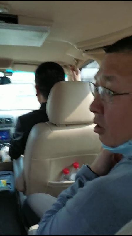 被地方官員從北京載回北戴河，馬波在車內拍照。（受訪者提供／影片截圖）
