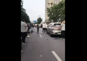 河南洛陽一輛汽車加速撞向人群 多人死傷
