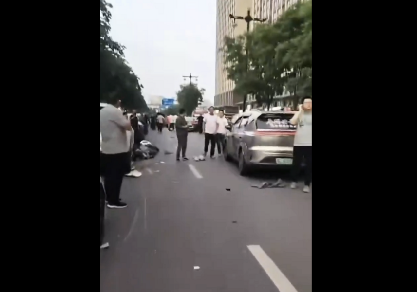 河南洛陽一輛汽車加速撞向人群 多人死傷