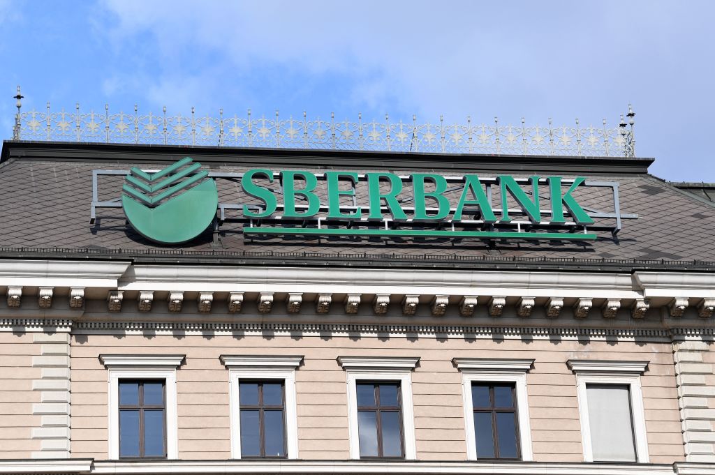歐洲央行下令關閉俄羅斯國有銀行俄羅斯聯邦儲蓄銀行（Sberbank）歐洲分行。圖為2022年2月28日，位於奧地利維也納的該行總部建築上的Sberbank標誌。（ROLAND SCHLAGER/APA/AFP via Getty Images）