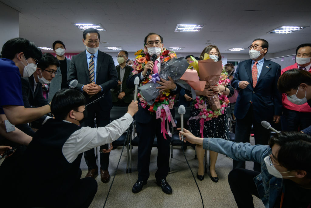 2020年4月16日，成功當選南韓江南選區國會議員的太救民（Thae Yong Ho，原名太永浩）非常激動。（Ed JONES/AFP）