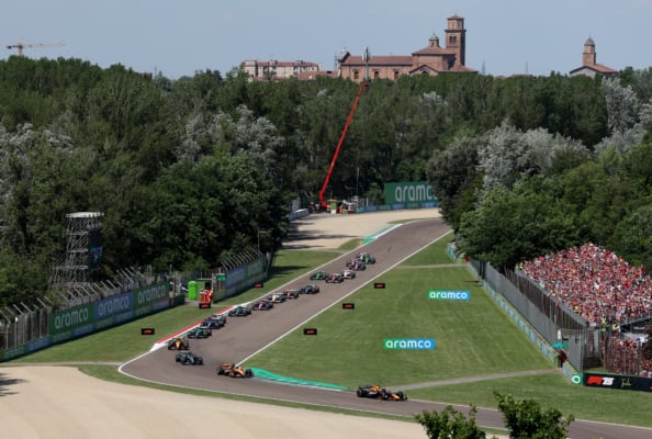 2025年5月18日,F1大獎賽伊莫拉站正賽,紅牛荷蘭車手韋斯達賓(Max Verstappen)憑藉第一圈的驚豔表現,一路強勢領跑,率先衝線,在伊莫拉賽道實現「四連冠」。圖為韋斯達賓駕駛紅牛賽車比賽中領跑瞬間。(Ryan Pierse/Getty Images)