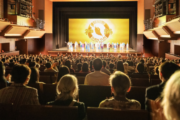 日本觀眾讚歎：神韻藝術總監是神的化身