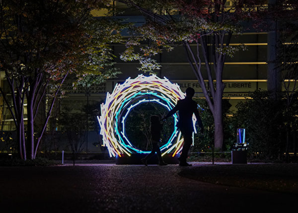 2023年11月13日,日本東京,虎之門燈光藝術展(Toranomon Light Art)期間,現場展示由印度的藝術家維卡斯‧帕蒂爾(Vikas Patil)和桑托什‧古賈爾(Santosh Gujar)創作的燈光藝術作品「巢」(Nest)。(Christopher Jue/Getty Images)