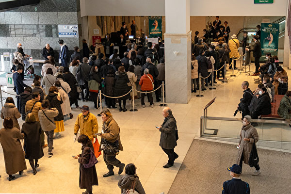 1月20日,神韻紐約藝術團蒞臨日本知名歷史文化古城鎌倉,在鎌倉藝術中心(Kamakura Performing Arts Center)舉行了第一場演出。鎌倉也是日本名流以及資深文化人士的擇居之處,當天劇場出現一票難求的大盛況。圖為觀眾進場時場景。(栗子/大紀元)