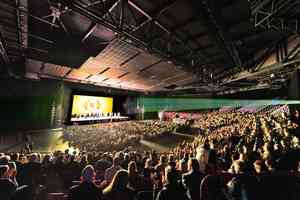 神韻2026首場爆滿 法國精英感受與神相連