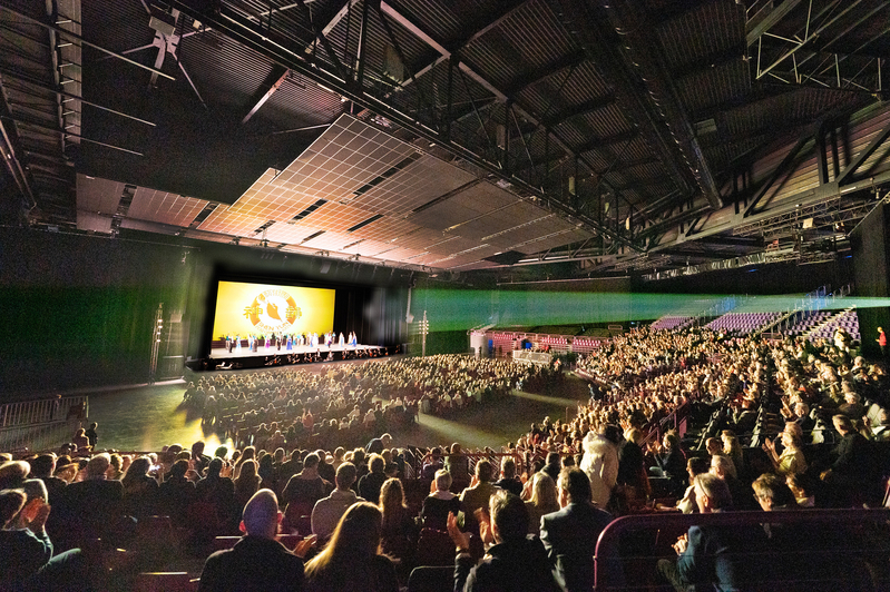 神韻2026首場爆滿 法國精英感受與神相連