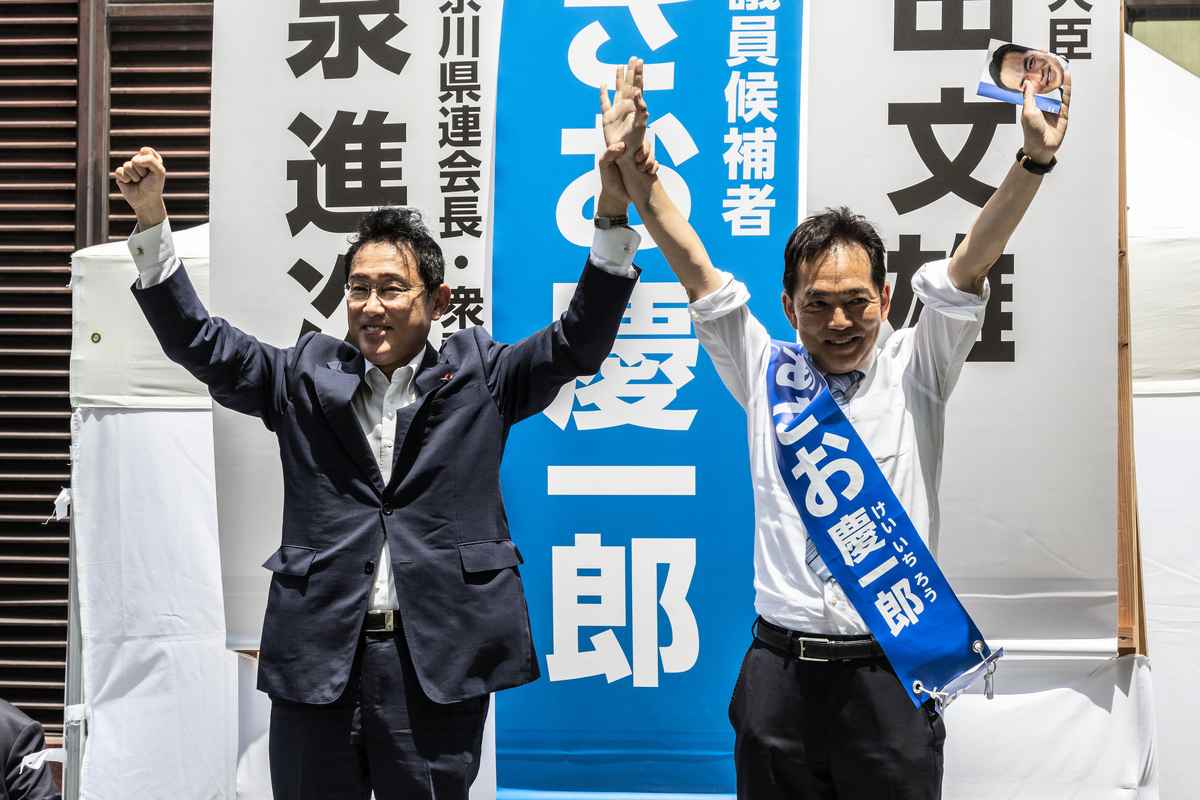 2022年6月24日，日本橫濱，首相岸田文雄和當地自民黨候選人在競選集會上舉起雙手。 （Yuichi Yamazaki/Getty Images）