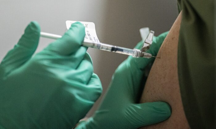 圖為2020年12月16日，一名俄勒岡州民眾在波特蘭市接種中共病毒（俗稱武漢病毒、新冠病毒）疫苗。（Nathan Howard/Getty Images）
